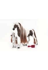 Cheval à Chevaux Longs avec Poulain et Accessoire